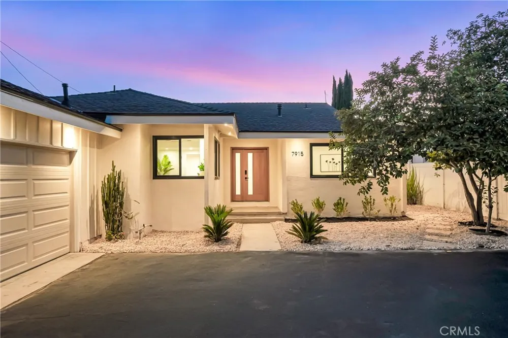 7915 Owensmouth Canoga Park, CA 91304