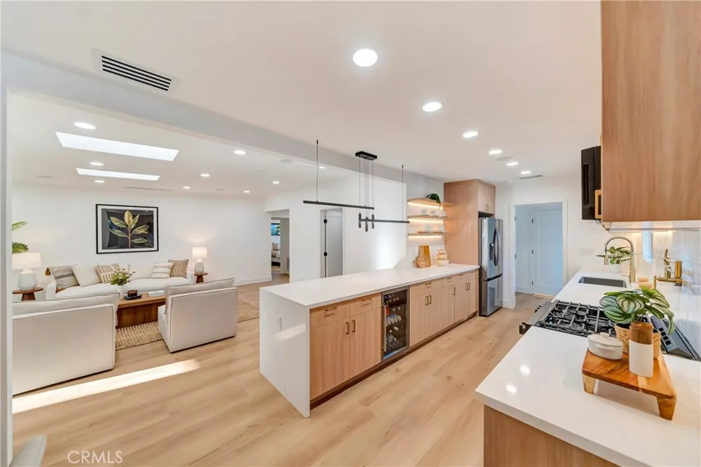 7915 Owensmouth Canoga Park, CA 91304