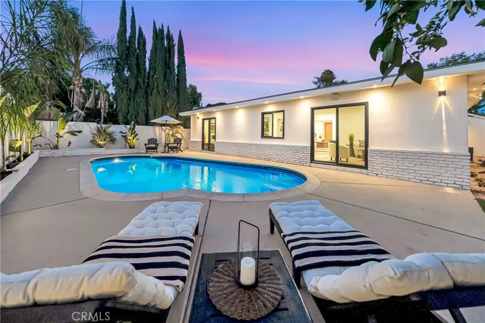 7915 Owensmouth Canoga Park, CA 91304