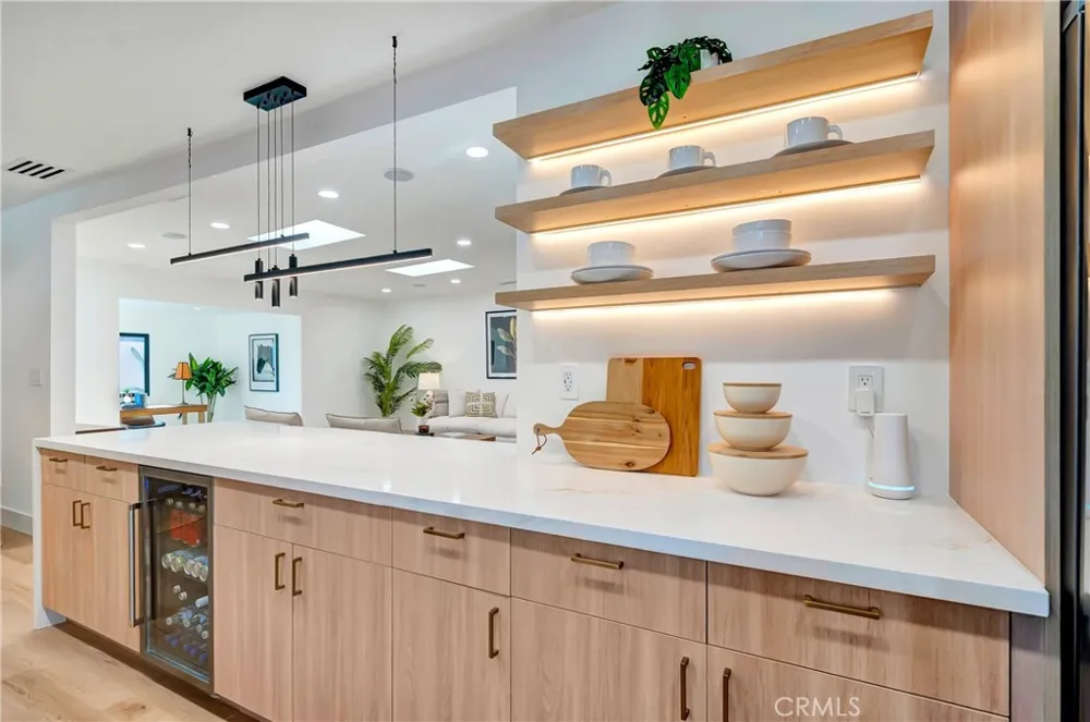 7915 Owensmouth Canoga Park, CA 91304