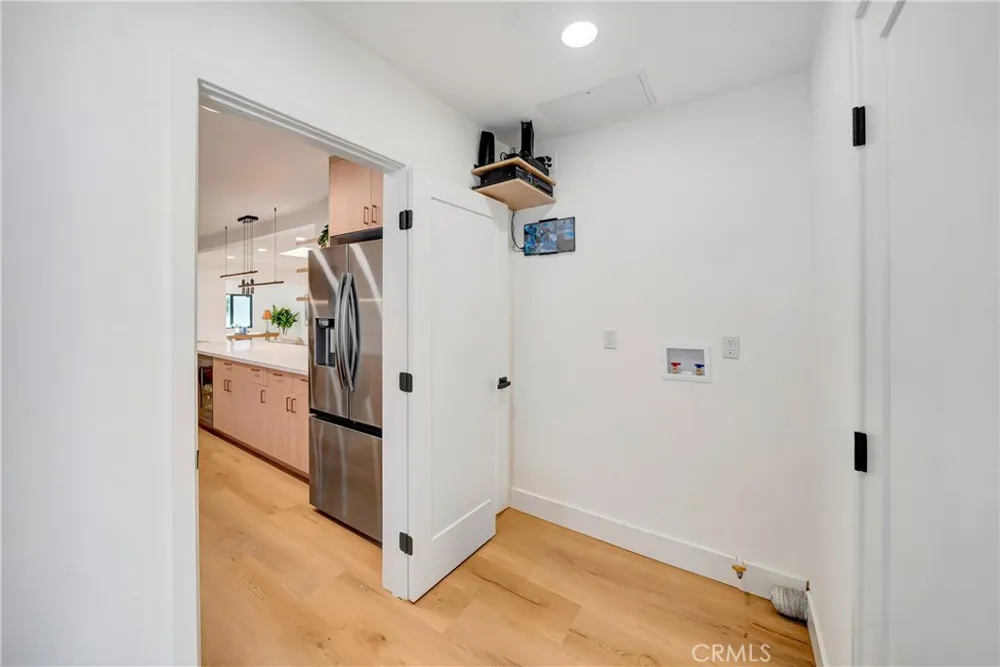 7915 Owensmouth Canoga Park, CA 91304