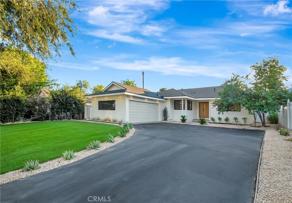 7915 Owensmouth Canoga Park, CA 91304