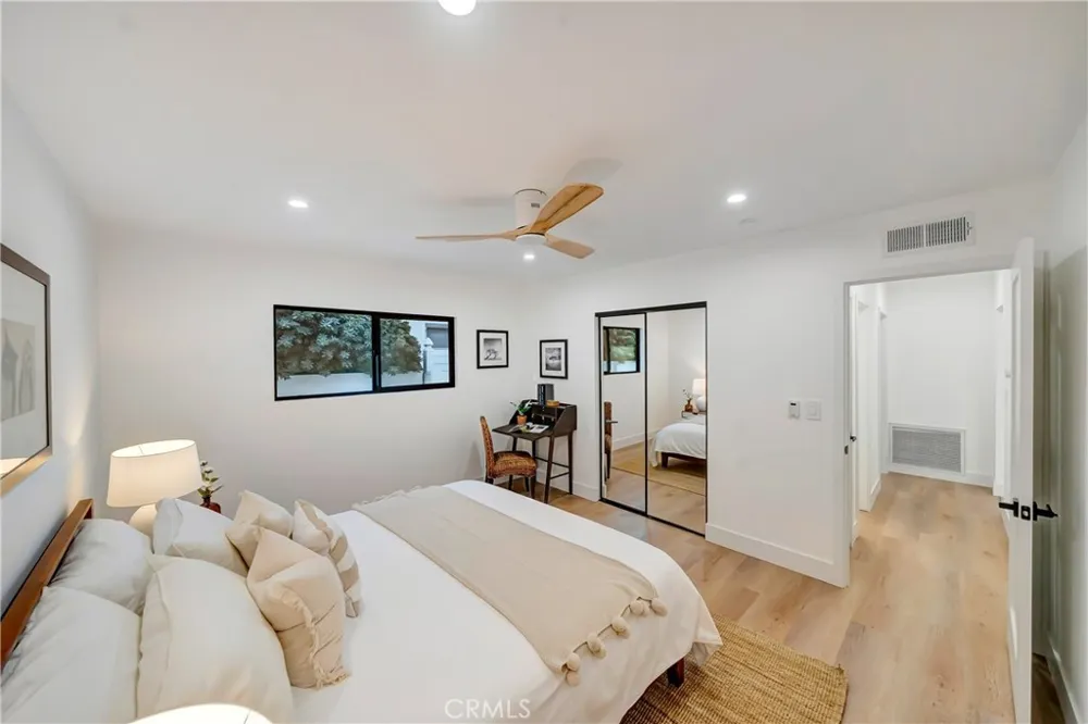 7915 Owensmouth Canoga Park, CA 91304