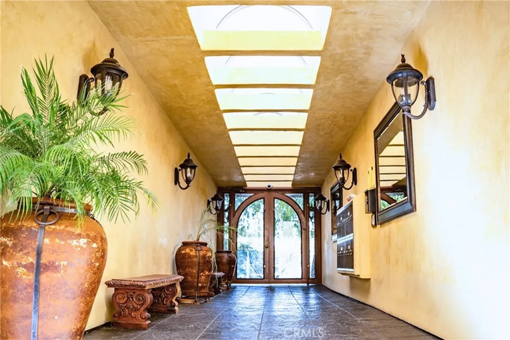 4128 Whitsett #101 Studio City, CA 91604