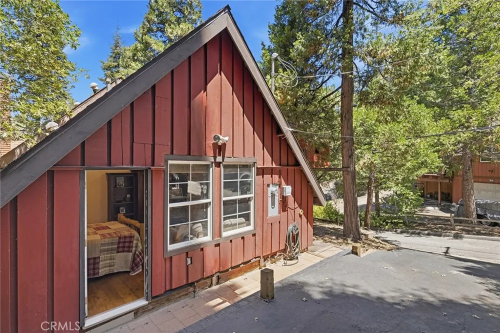 118 E LANE Lake Arrowhead, CA 92352
