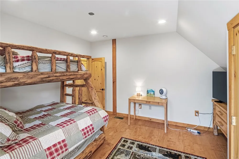 118 E LANE Lake Arrowhead, CA 92352