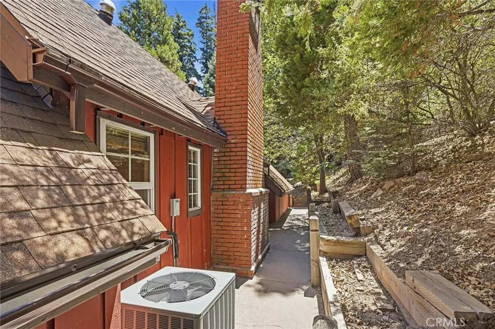 118 E LANE Lake Arrowhead, CA 92352
