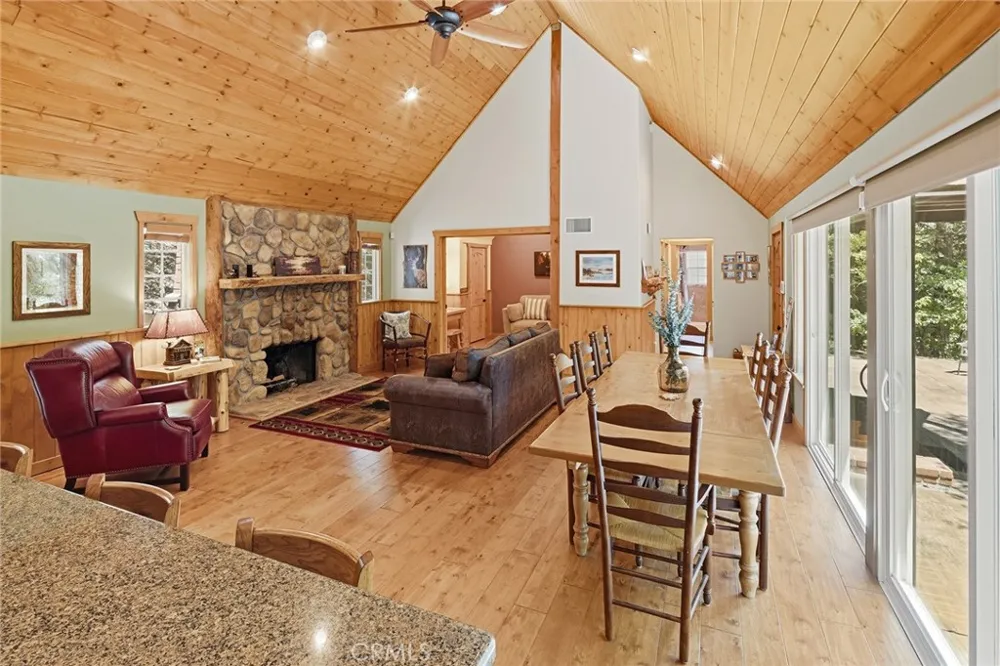 118 E LANE Lake Arrowhead, CA 92352