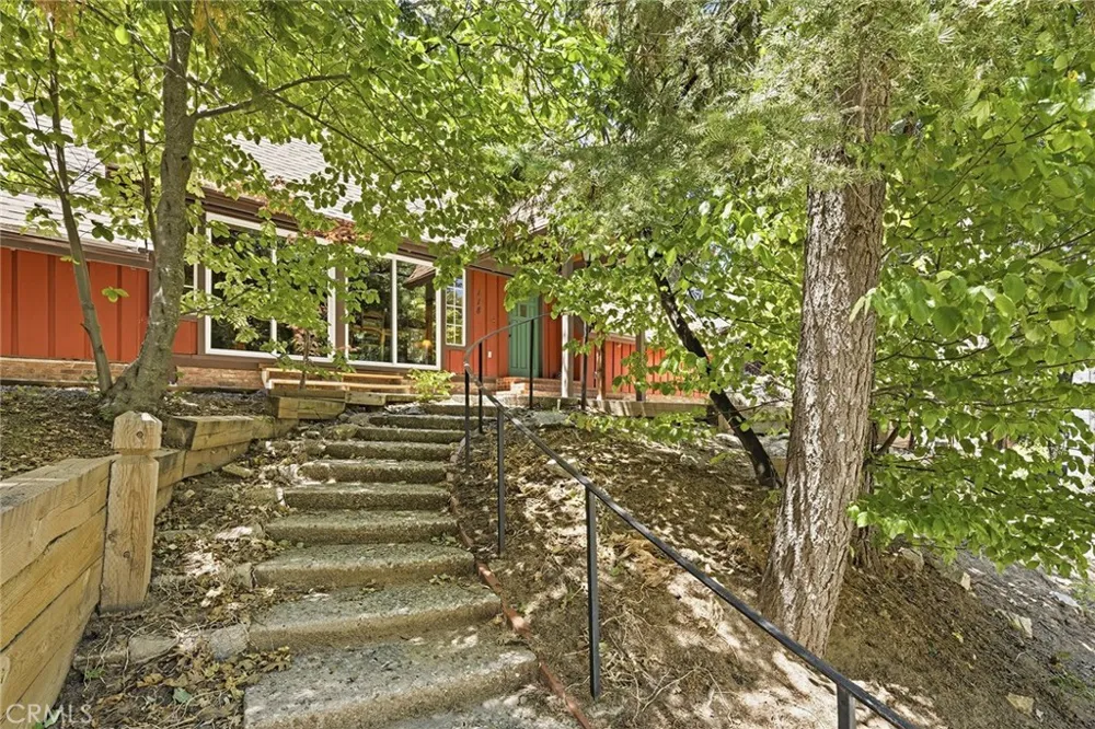 118 E LANE Lake Arrowhead, CA 92352