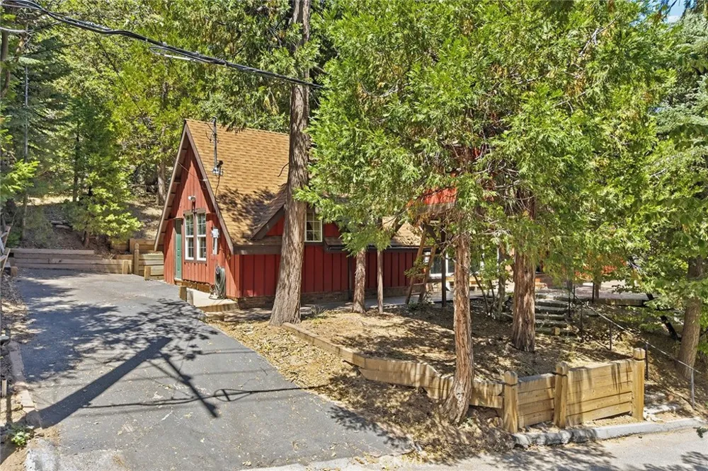 118 E LANE Lake Arrowhead, CA 92352