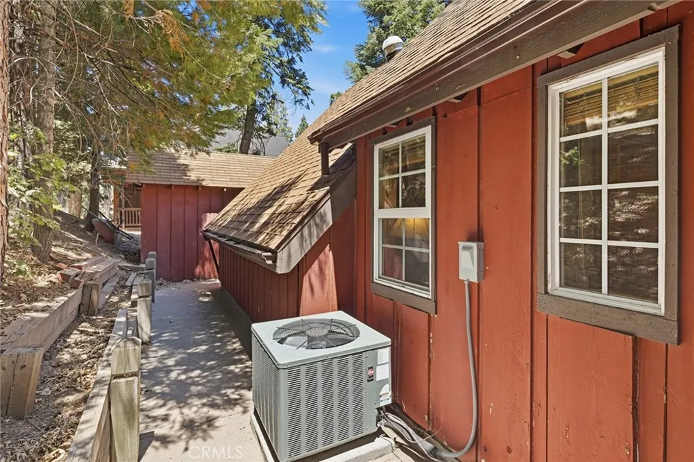 118 E LANE Lake Arrowhead, CA 92352