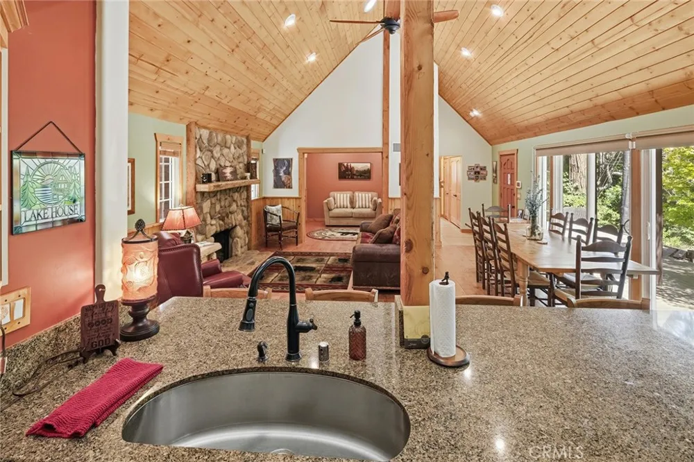 118 E LANE Lake Arrowhead, CA 92352