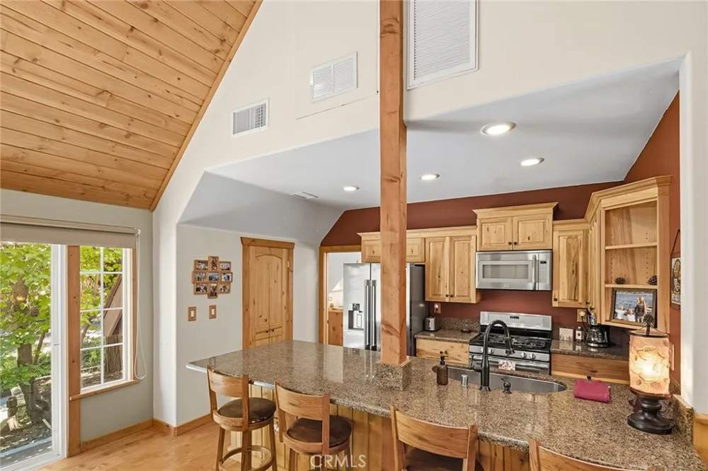 118 E LANE Lake Arrowhead, CA 92352