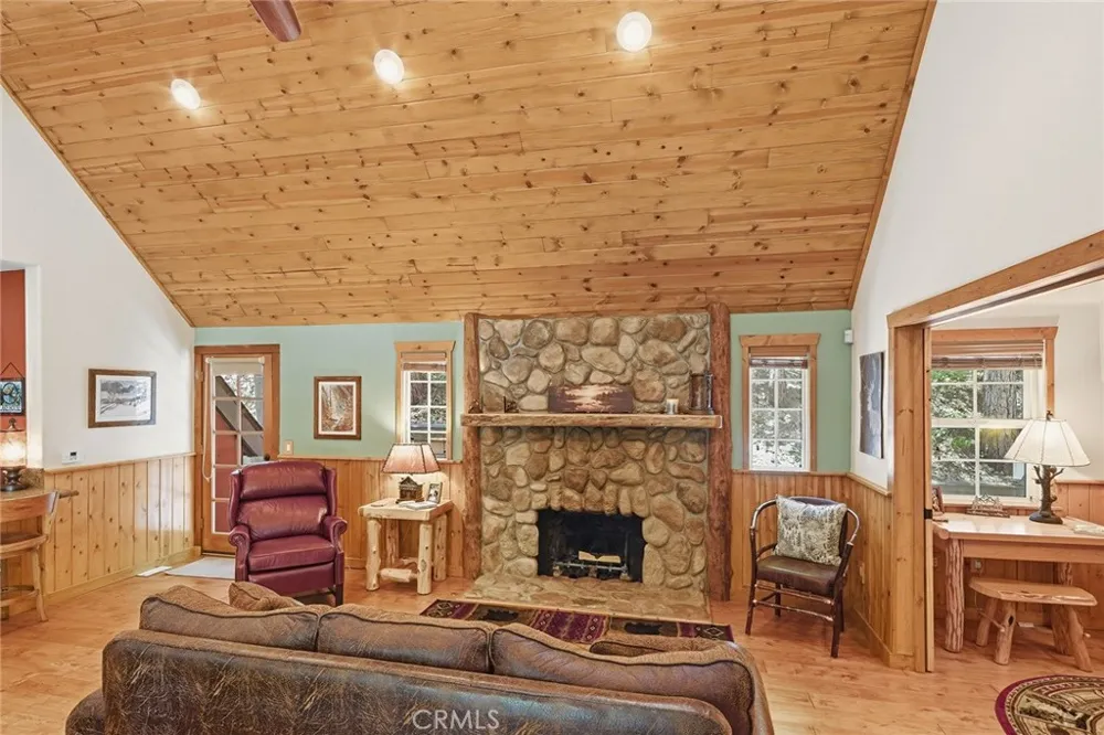 118 E LANE Lake Arrowhead, CA 92352