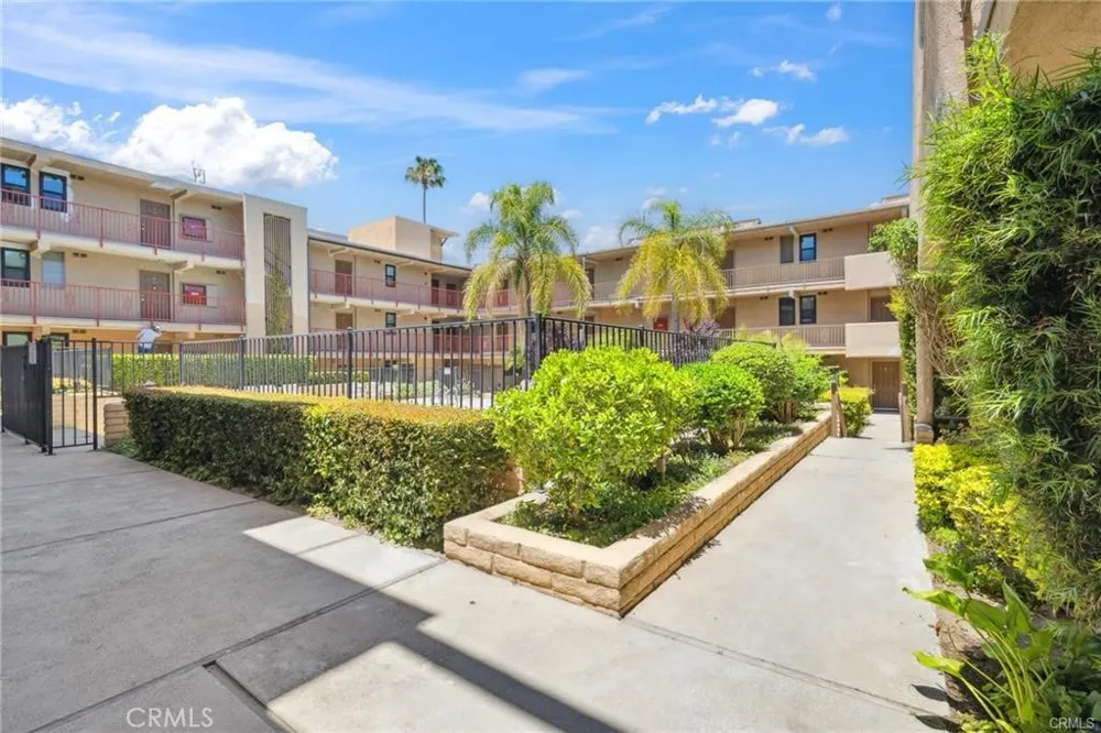 17000 Burbank Boulevard #110 Encino, CA 91316