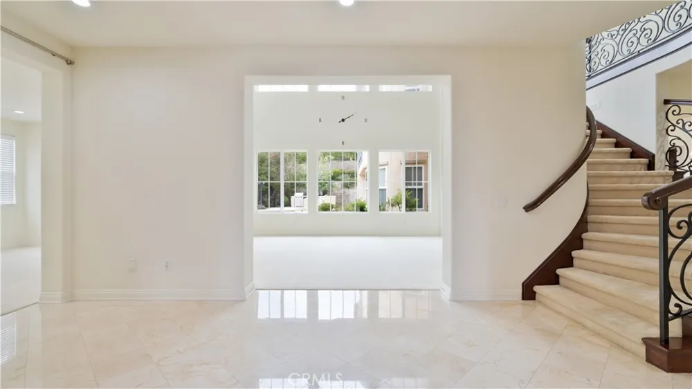 20311 Via Botticelli Northridge, CA 91326