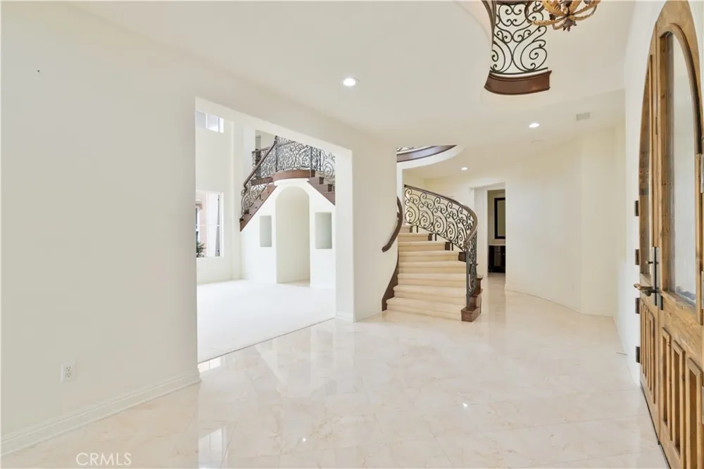 20311 Via Botticelli Northridge, CA 91326