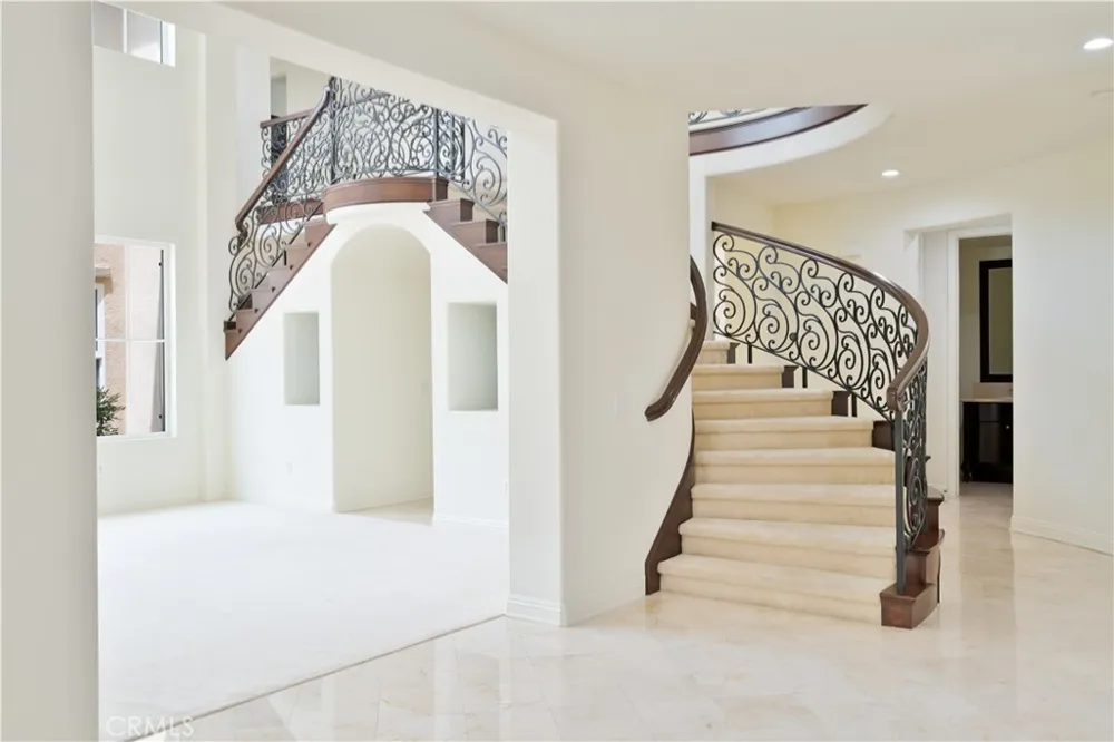 20311 Via Botticelli Northridge, CA 91326