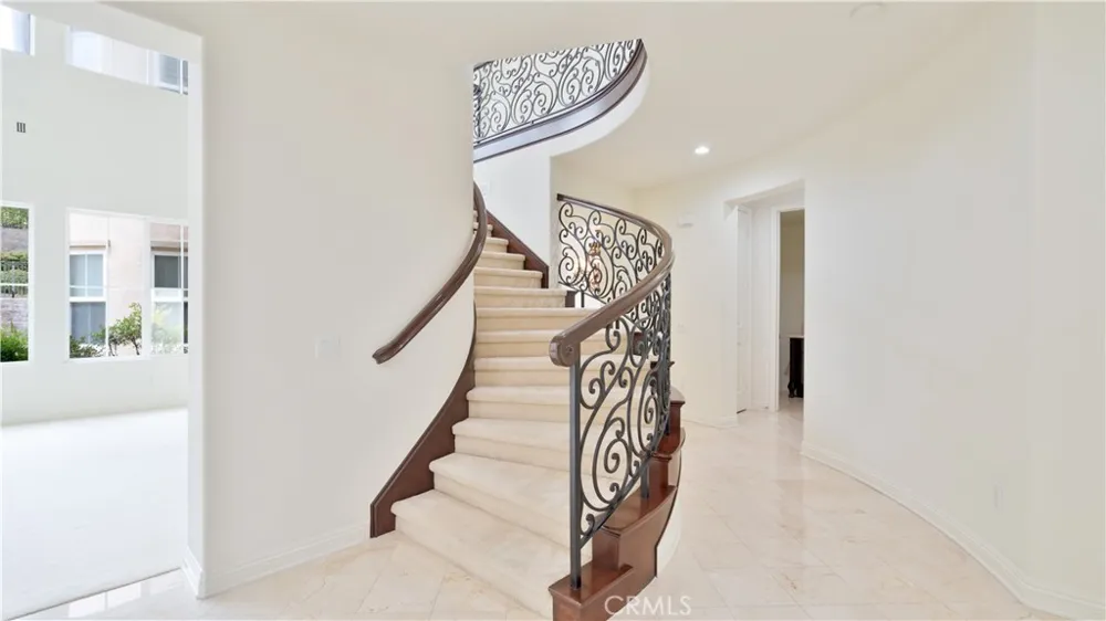 20311 Via Botticelli Northridge, CA 91326