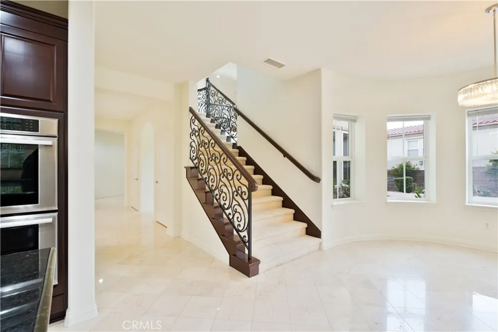 20311 Via Botticelli Northridge, CA 91326