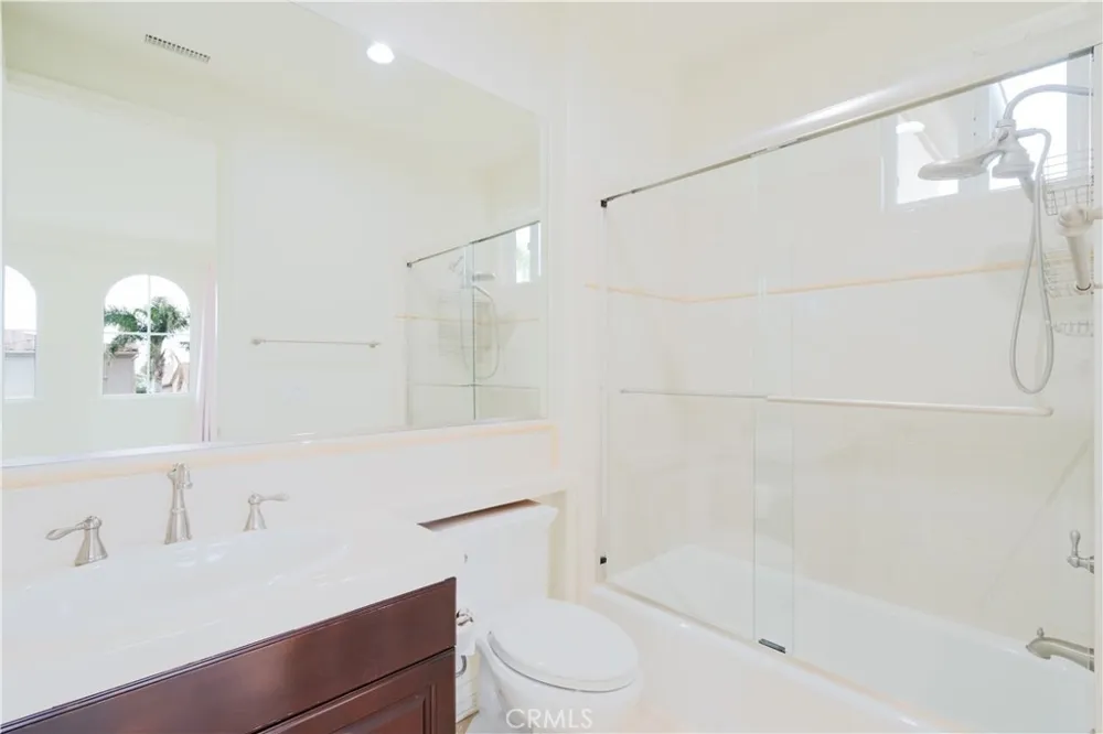 20311 Via Botticelli Northridge, CA 91326