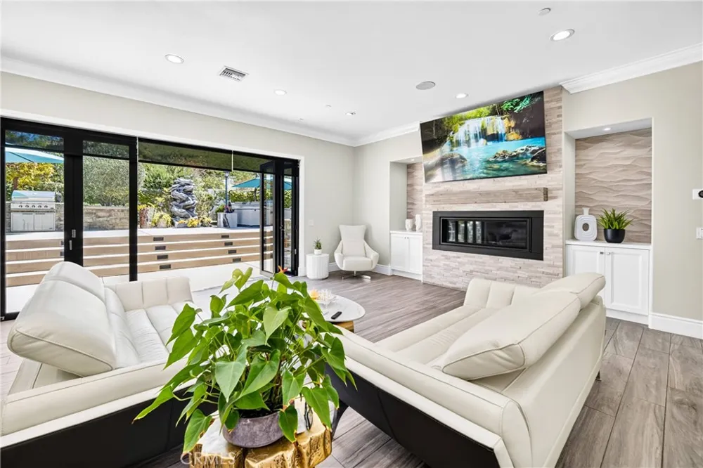 2025 Lonestar Thousand Oaks, CA 91362