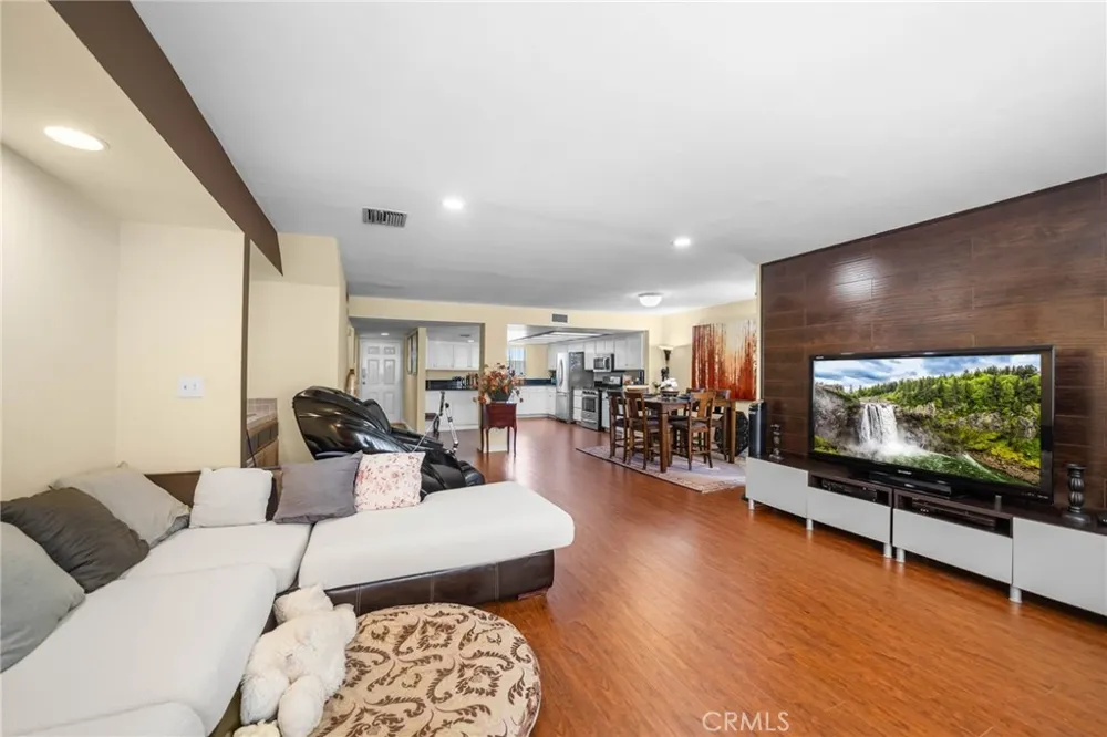 554 E San Jose #203 Burbank, CA 91501