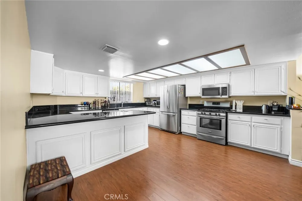 554 E San Jose #203 Burbank, CA 91501
