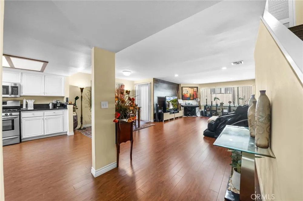 554 E San Jose #203 Burbank, CA 91501