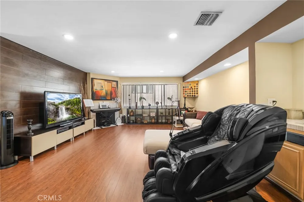 554 E San Jose #203 Burbank, CA 91501