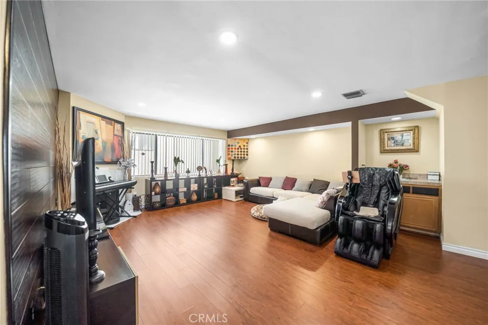 554 E San Jose #203 Burbank, CA 91501