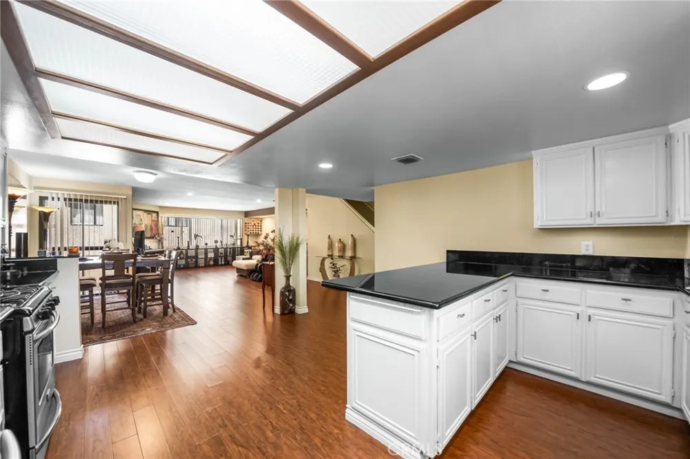 554 E San Jose #203 Burbank, CA 91501