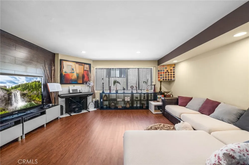 554 E San Jose #203 Burbank, CA 91501
