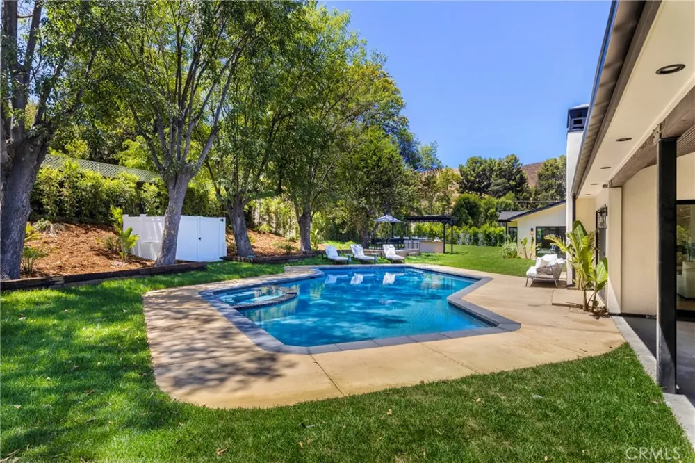 5200 Armida Drive Woodland Hills, CA 91364