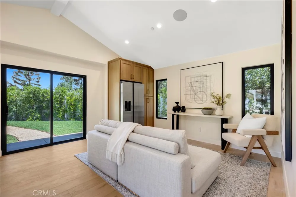 5200 Armida Drive Woodland Hills, CA 91364