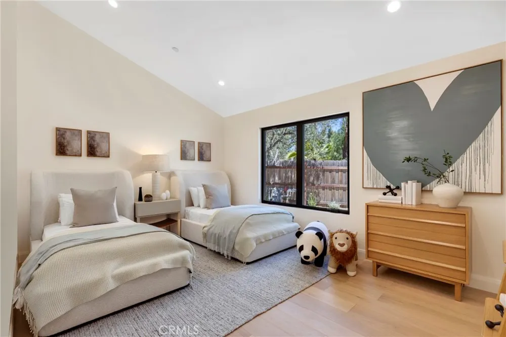 5200 Armida Drive Woodland Hills, CA 91364