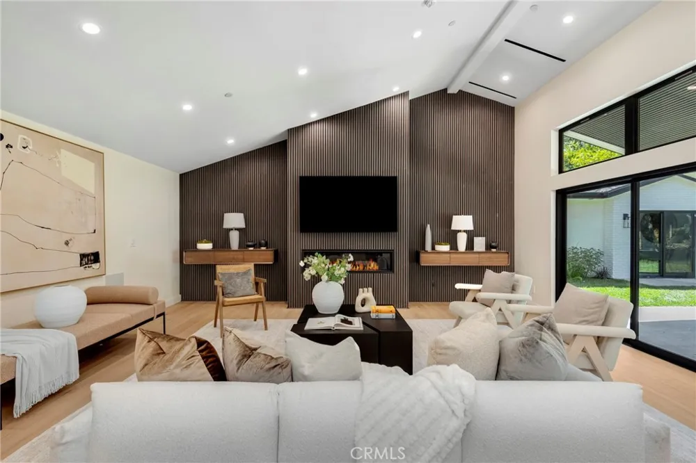 5200 Armida Drive Woodland Hills, CA 91364
