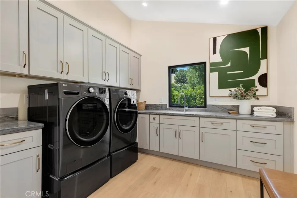 5200 Armida Drive Woodland Hills, CA 91364