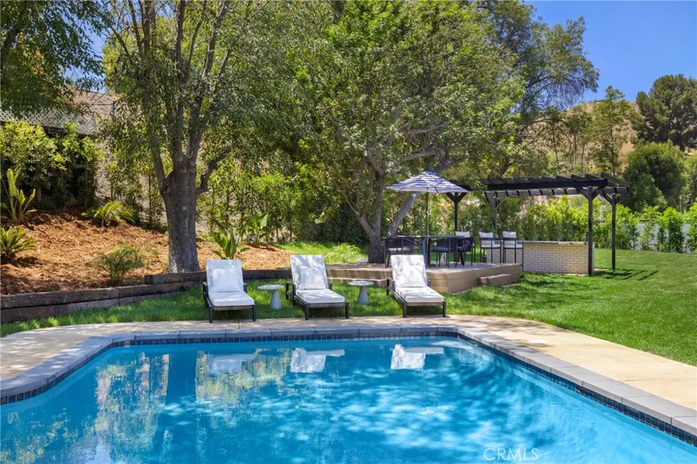 5200 Armida Drive Woodland Hills, CA 91364