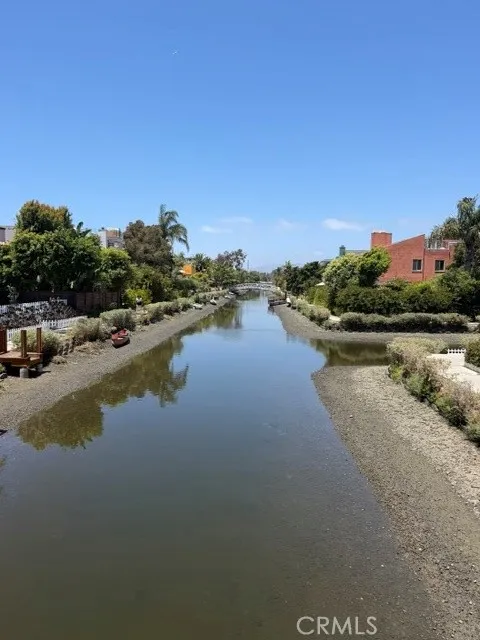 2722 Grand Canal Los Angeles, CA 90291