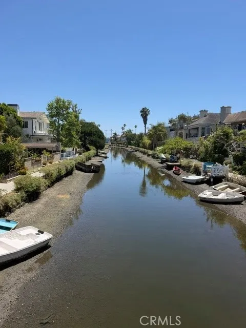 2722 Grand Canal Los Angeles, CA 90291