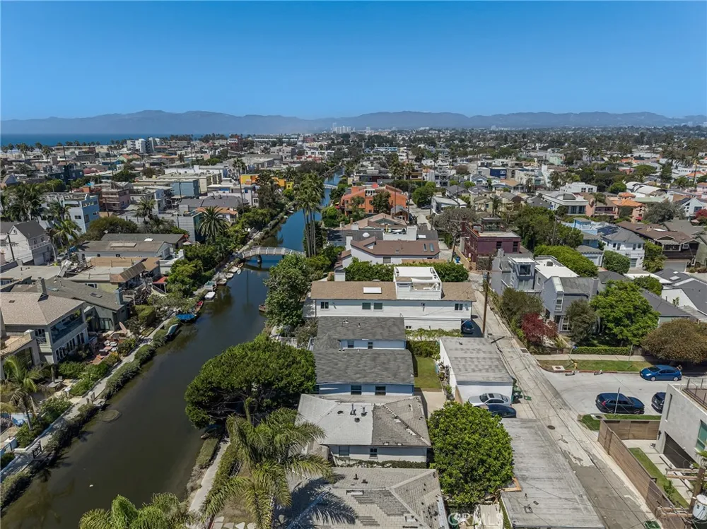 2722 Grand Canal Los Angeles, CA 90291