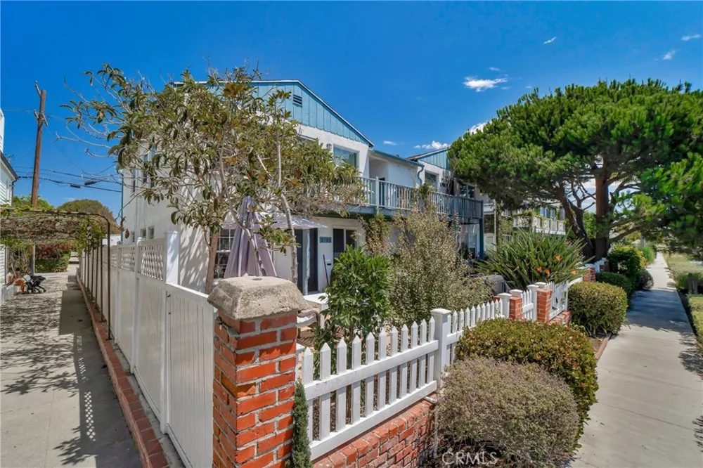 2722 Grand Canal Los Angeles, CA 90291