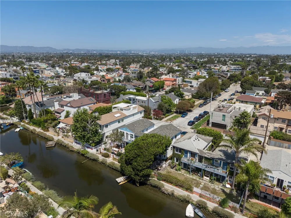 2722 Grand Canal Los Angeles, CA 90291