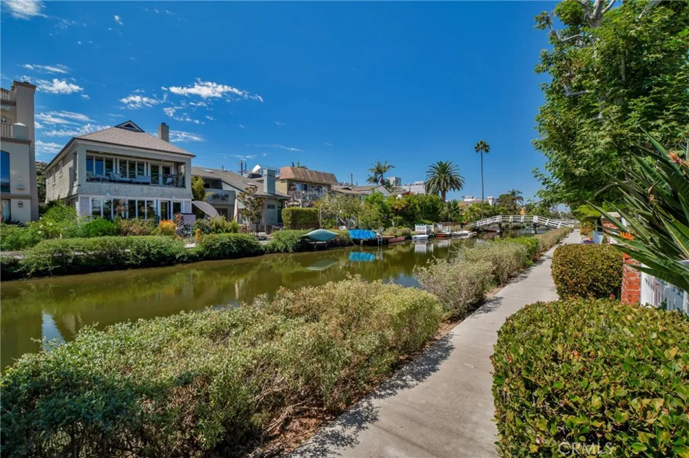 2722 Grand Canal Los Angeles, CA 90291