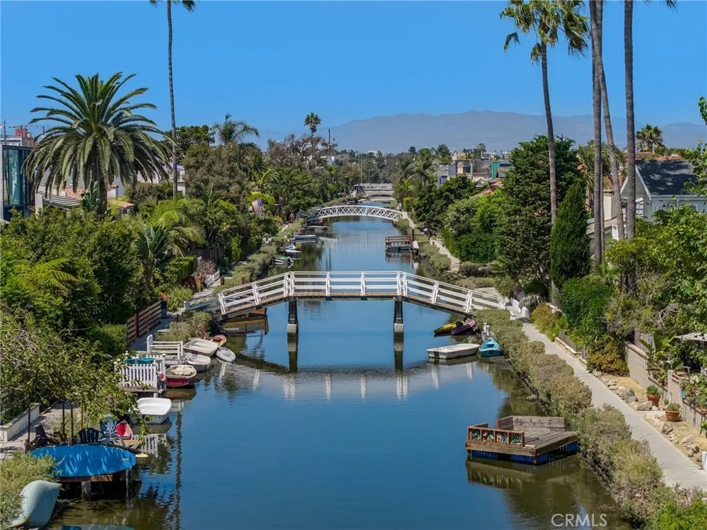 2722 Grand Canal Los Angeles, CA 90291