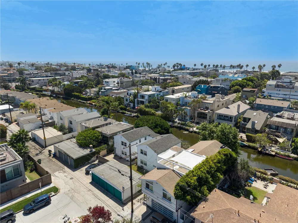 2722 Grand Canal Los Angeles, CA 90291