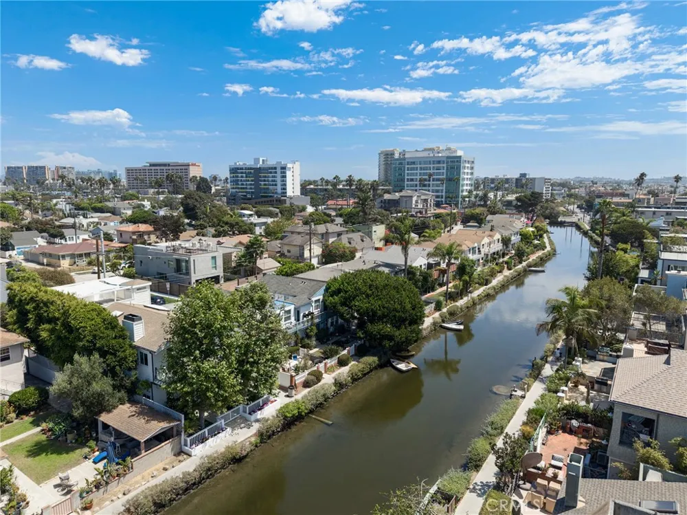 2722 Grand Canal Los Angeles, CA 90291