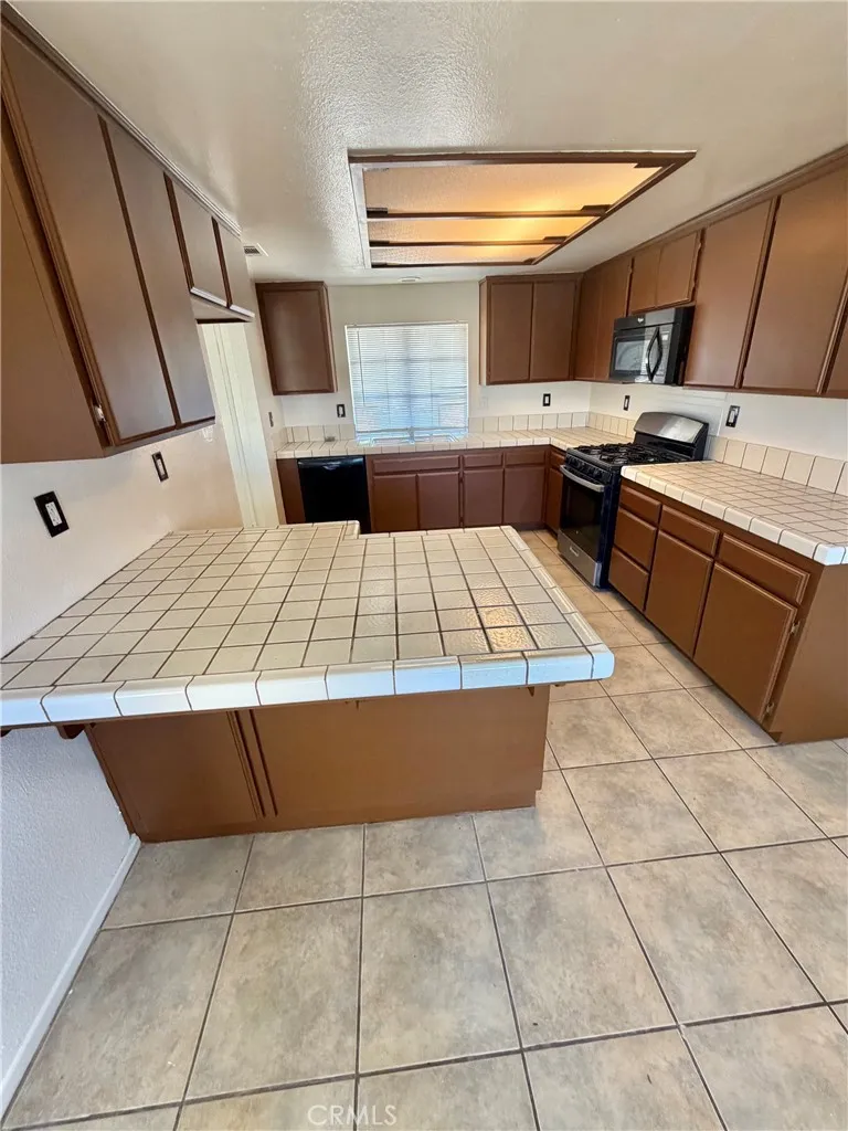 39355 169th E Lake Los Angeles, CA 93591