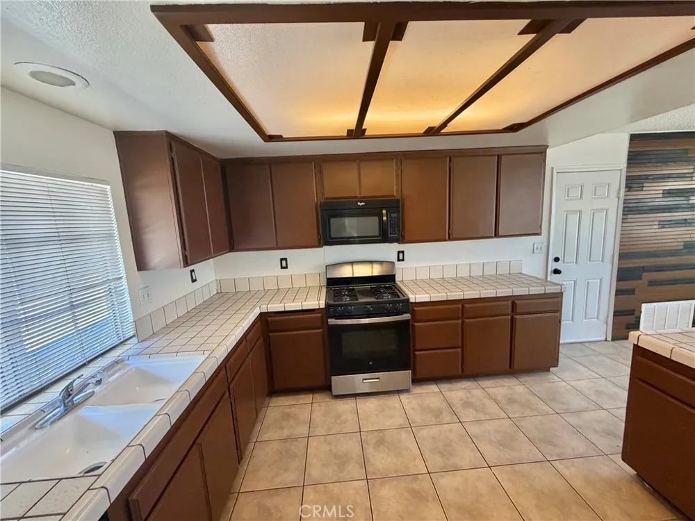 39355 169th E Lake Los Angeles, CA 93591